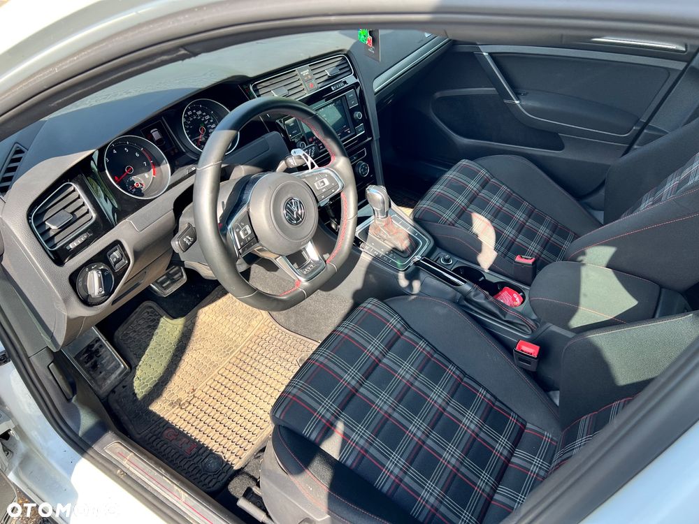 Volkswagen Golf - 9