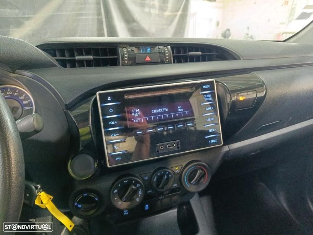 Toyota Hilux 2.4 D-4D 4WD CD 5Lugares c/iva - 6