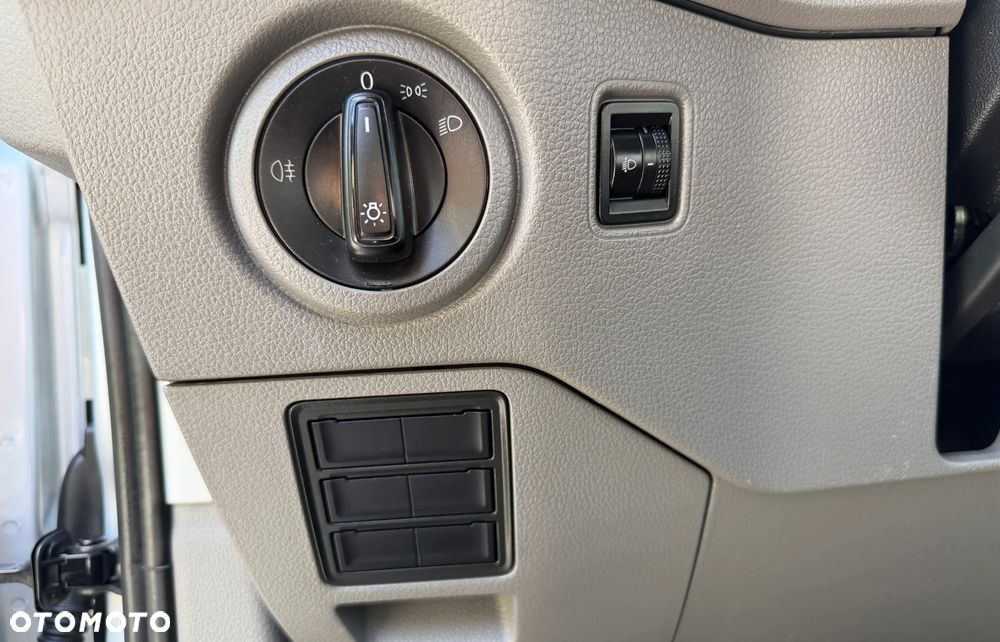 Volkswagen CRAFTER L2H2 Model 2021r WZMOCNIONY VAN 3 osobowy Silnik 2.0TDI 140KM bez BiTurbo! Euro6, Duża ładowność 1.2t, DMC:3.5t, Homologacja VAT-1 Zabudowa paki BOTT, Bogate wyposażenie! OPONY Jak nowe, Fabryczne ogrzewanie oraz wentylacja pojazdu ze zdalnym sterowaniem OEM Eberspacher Airtronic M2 3,5kW, Android Auto, Apple CarPlay, Parktroniki, Kamera, Nawigacja, Drzwi tył 270' Fotel pilot pneumatyczny z masażem! - 33