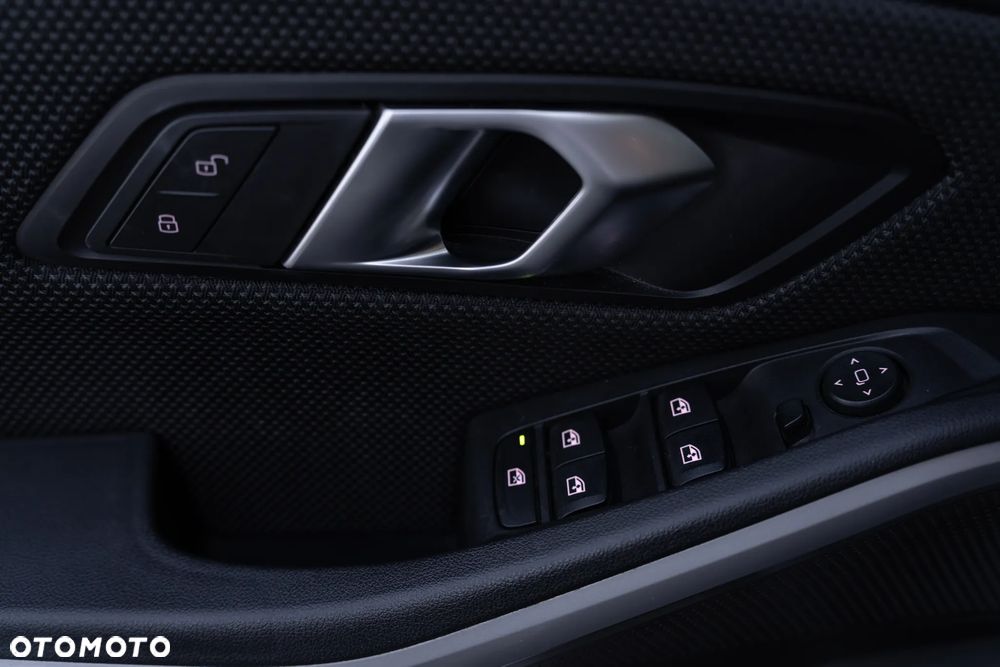 BMW Seria 3 318d MHEV - 11