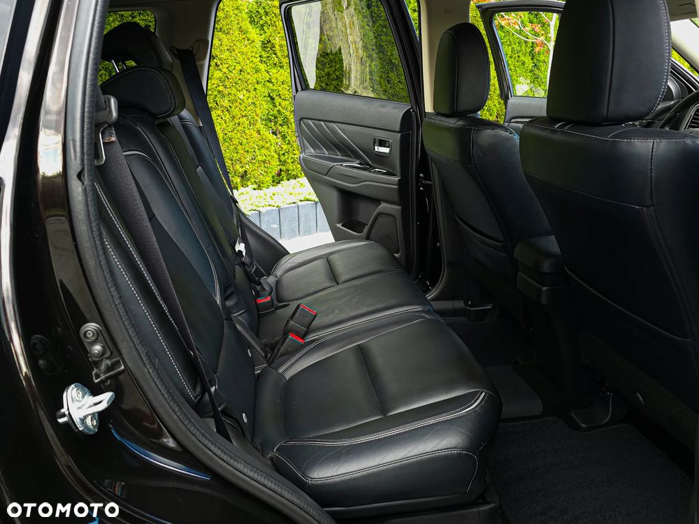Mitsubishi Outlander Instyle NAVI + - 21
