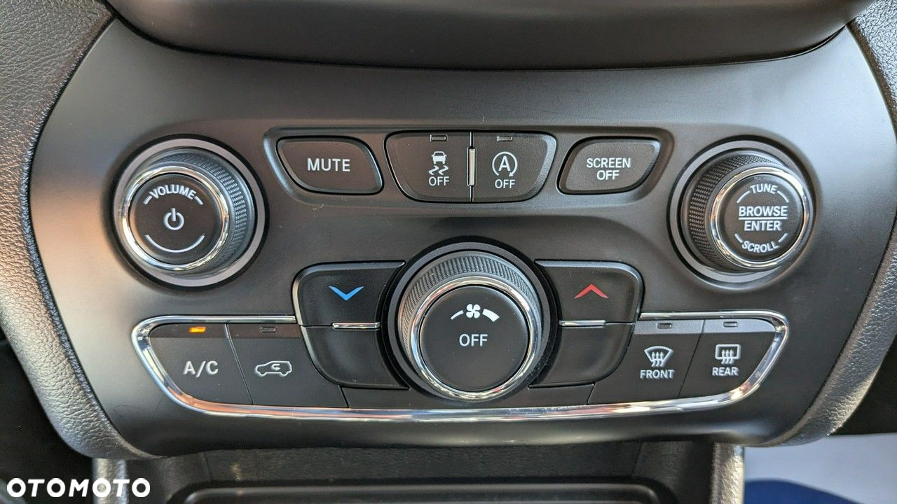 Jeep Cherokee - 32