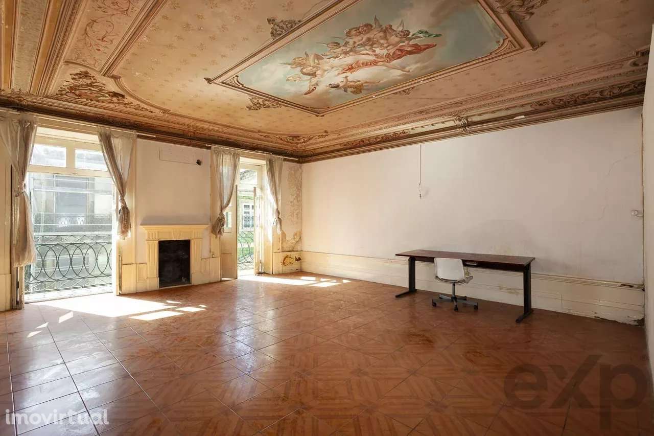 Investimento Premium no Porto: Layout Duplo em Prédio Clássico - Grande imagem: 2/26