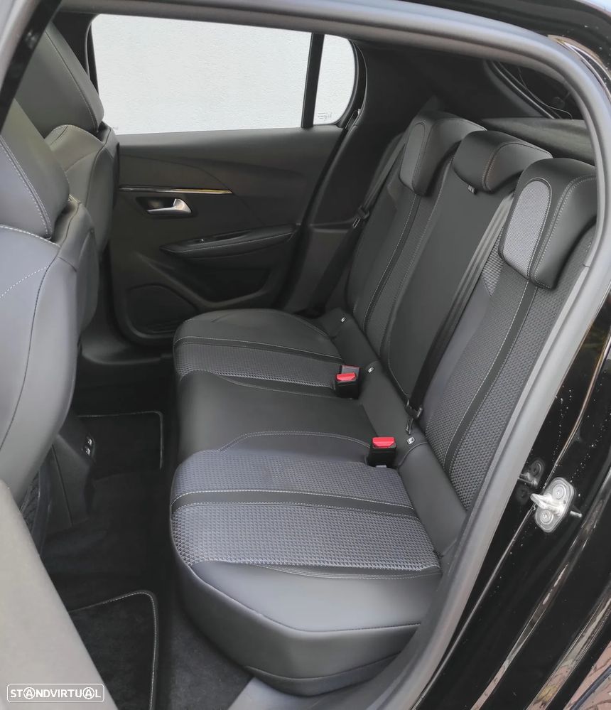 Peugeot e-208 GT - 27