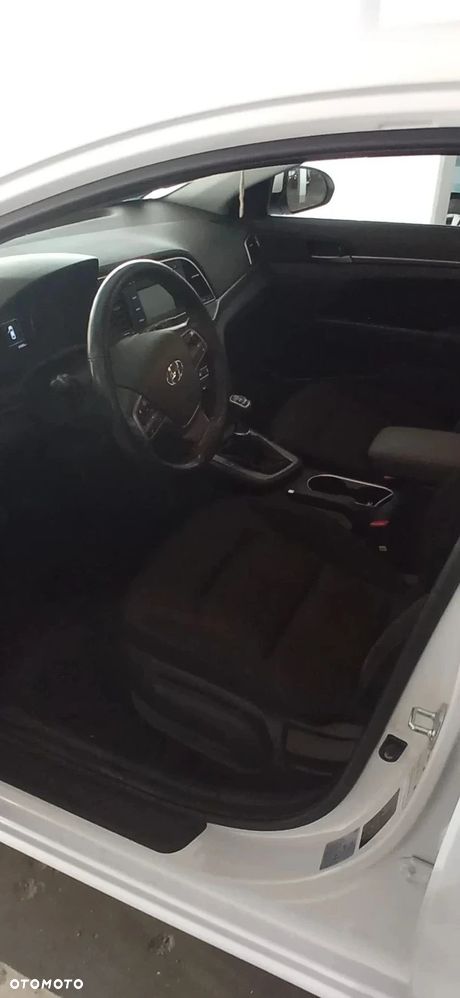 Hyundai Elantra 1.6 Comfort Premiere - 6