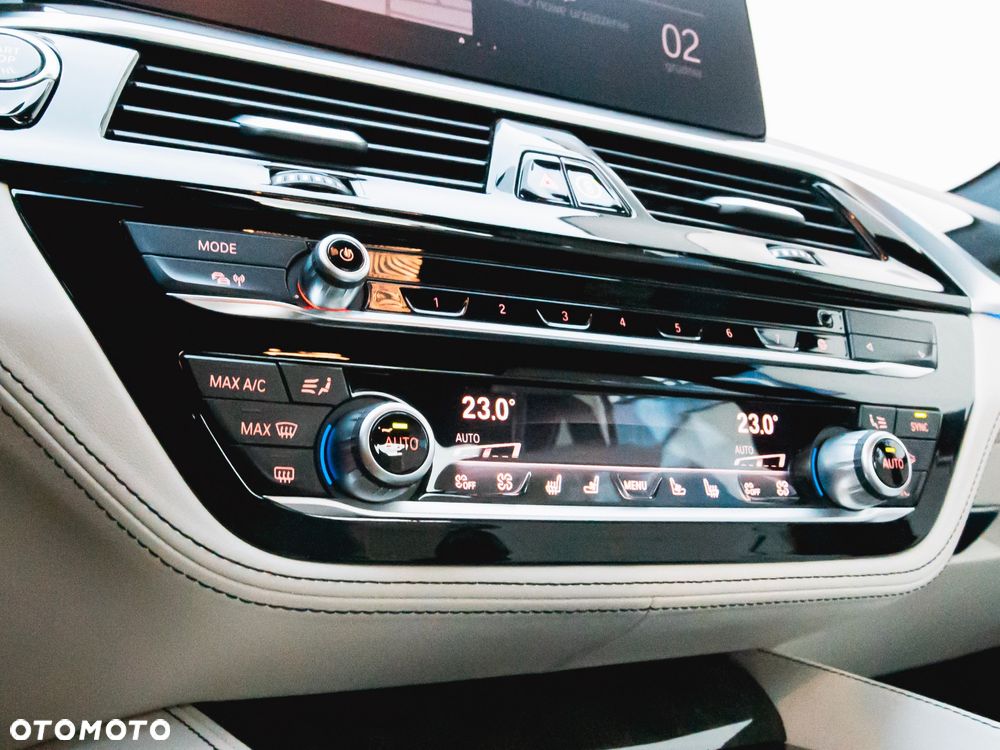 BMW Seria 5 M550i xDrive - 27