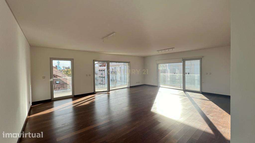 Apartamento T4 com 3 lugares de garagem | Campo Pequeno - Grande imagem: 2/24