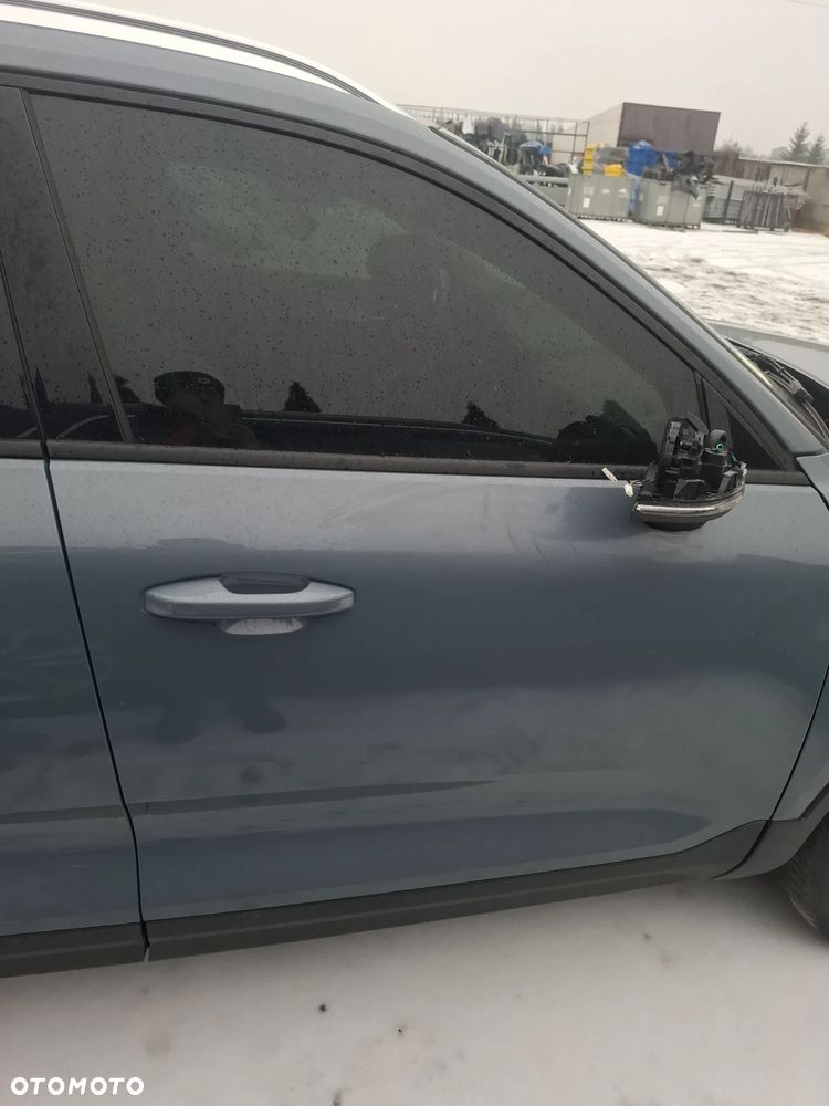 Volvo XC40 Zderzak przód 4 PDC kod lakieru 728 - 17