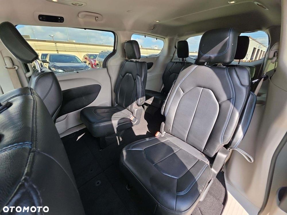 Chrysler Pacifica - 10