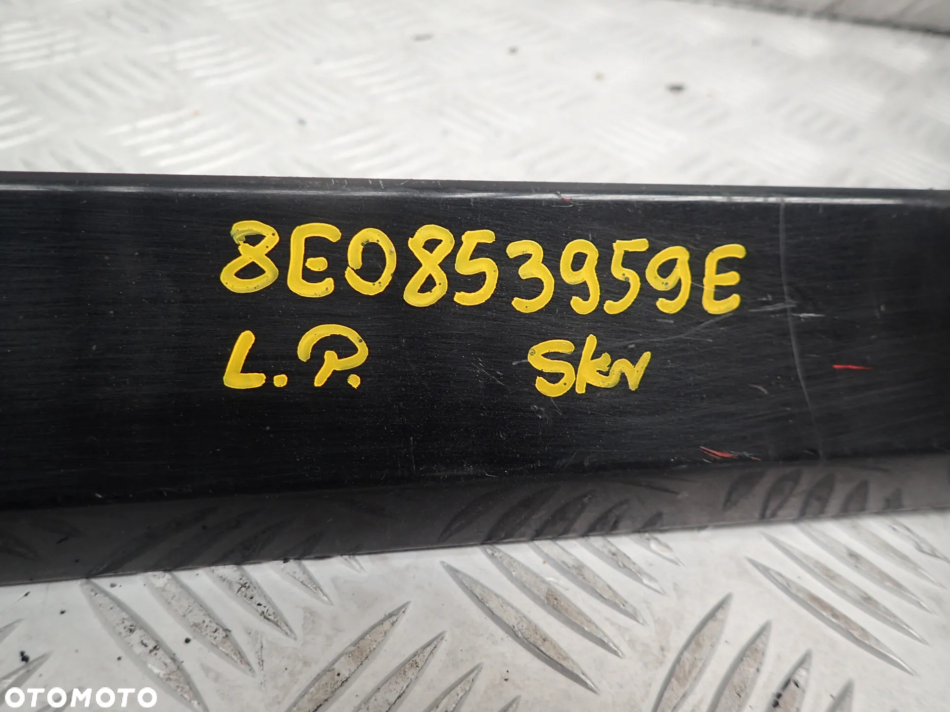 LISTWA DRZWI LEWY PRZÓD AUDI A4 B6 S-LINE 8E0853959E - 2