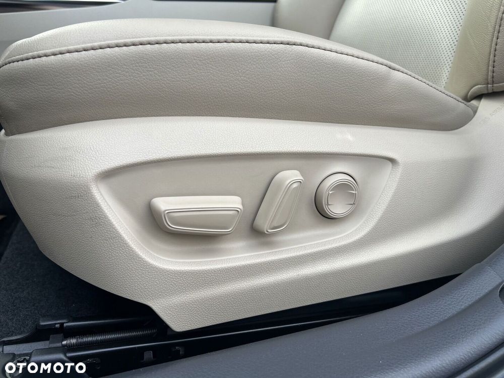 Toyota Camry 2.5 Hybrid Executive CVT - 23