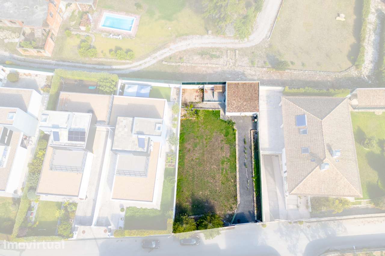 Terreno urbano com armazéns | Potencial para projeto de moradia - Grande imagem: 2/12