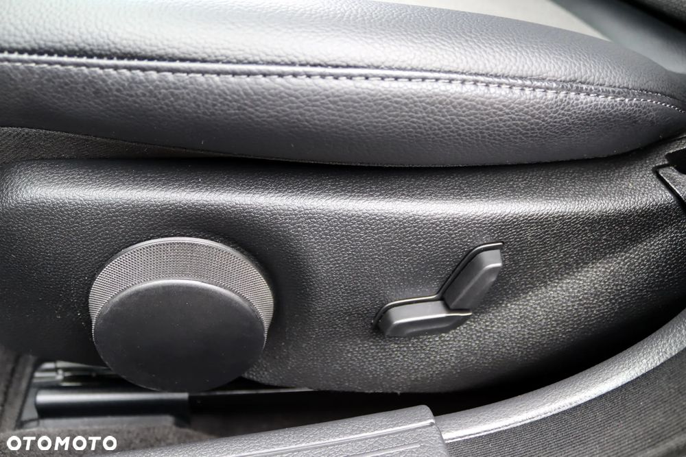 Mercedes-Benz Klasa C 180 BlueEFFICIENCY 7G-TRONIC Avantgarde - 39