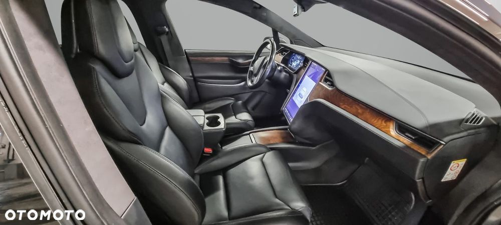 Tesla Model X - 10