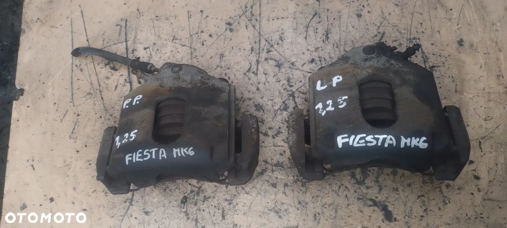 FORD FIESTA MK6 1,25 zacisk jarzmo przód - 1