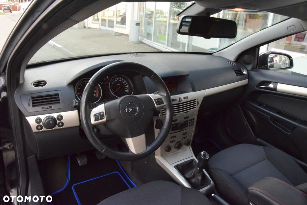 Opel Astra GTC 1.6 Black&White - 24