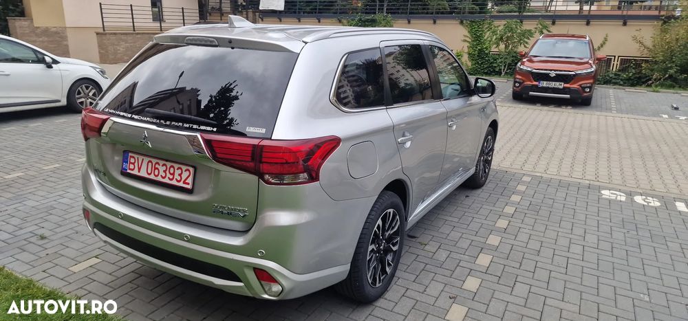 Mitsubishi Outlander 2.0 4WD Plug-In Hybrid Top - 4