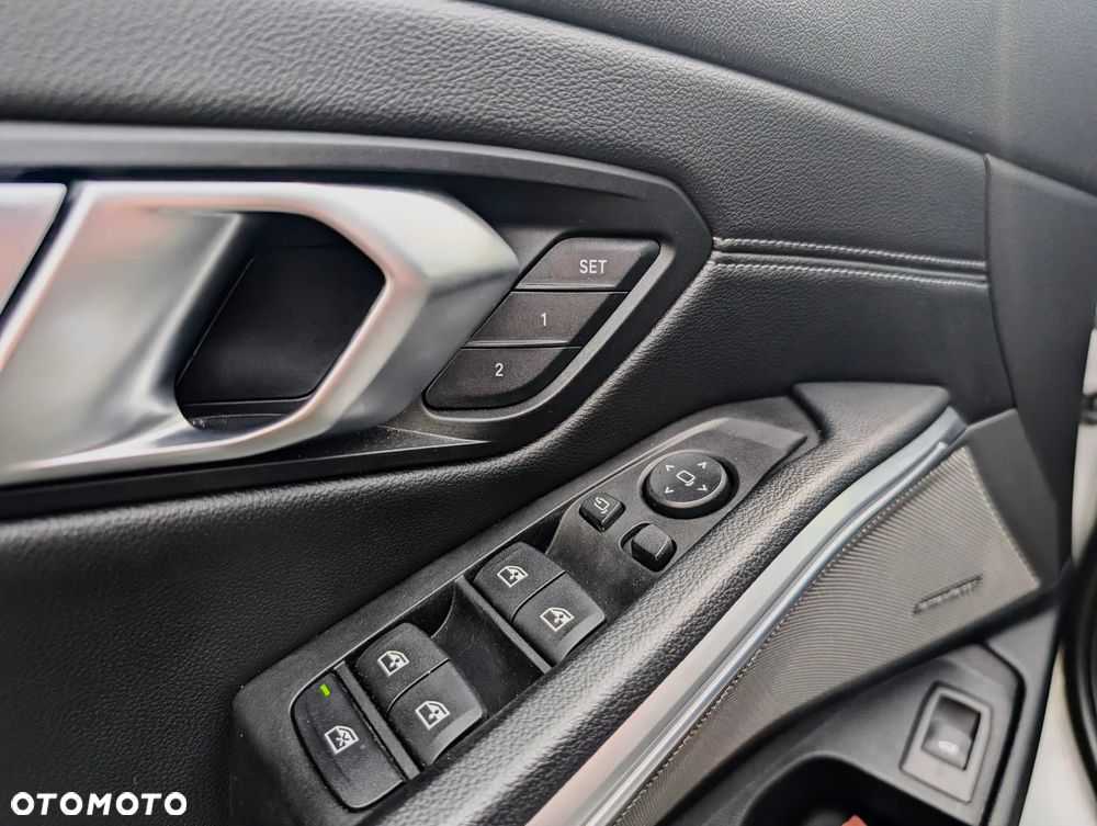 BMW Seria 3 318d Sport Line Shadow - 25