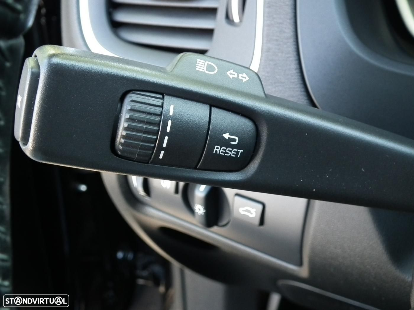 Volvo V40 2.0 D3 Momentum - 29