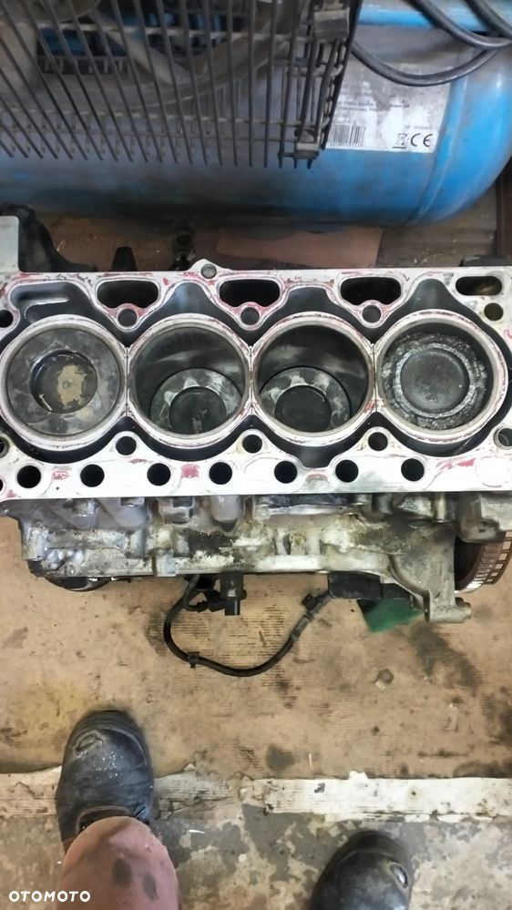 dol silnika volvo d4 204T14 - 3