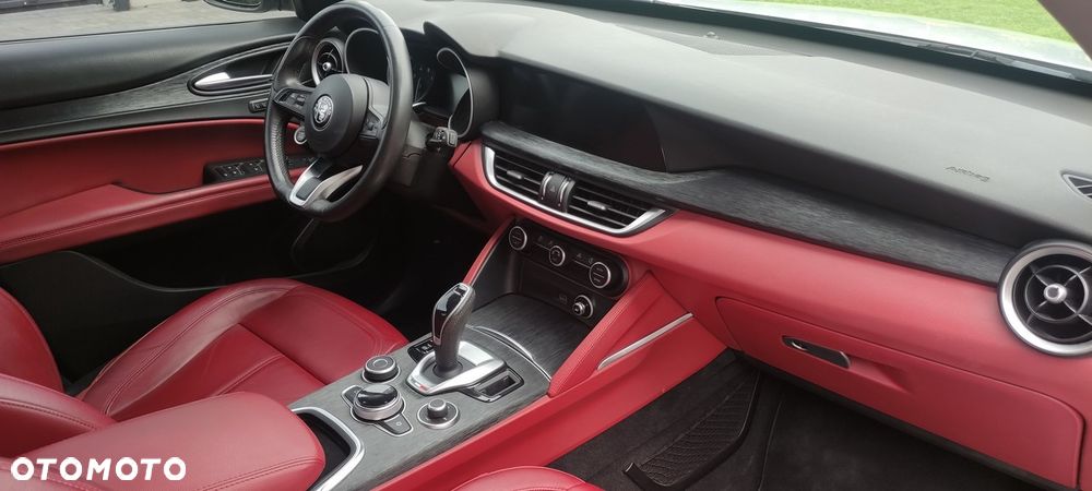 Alfa Romeo Stelvio - 14