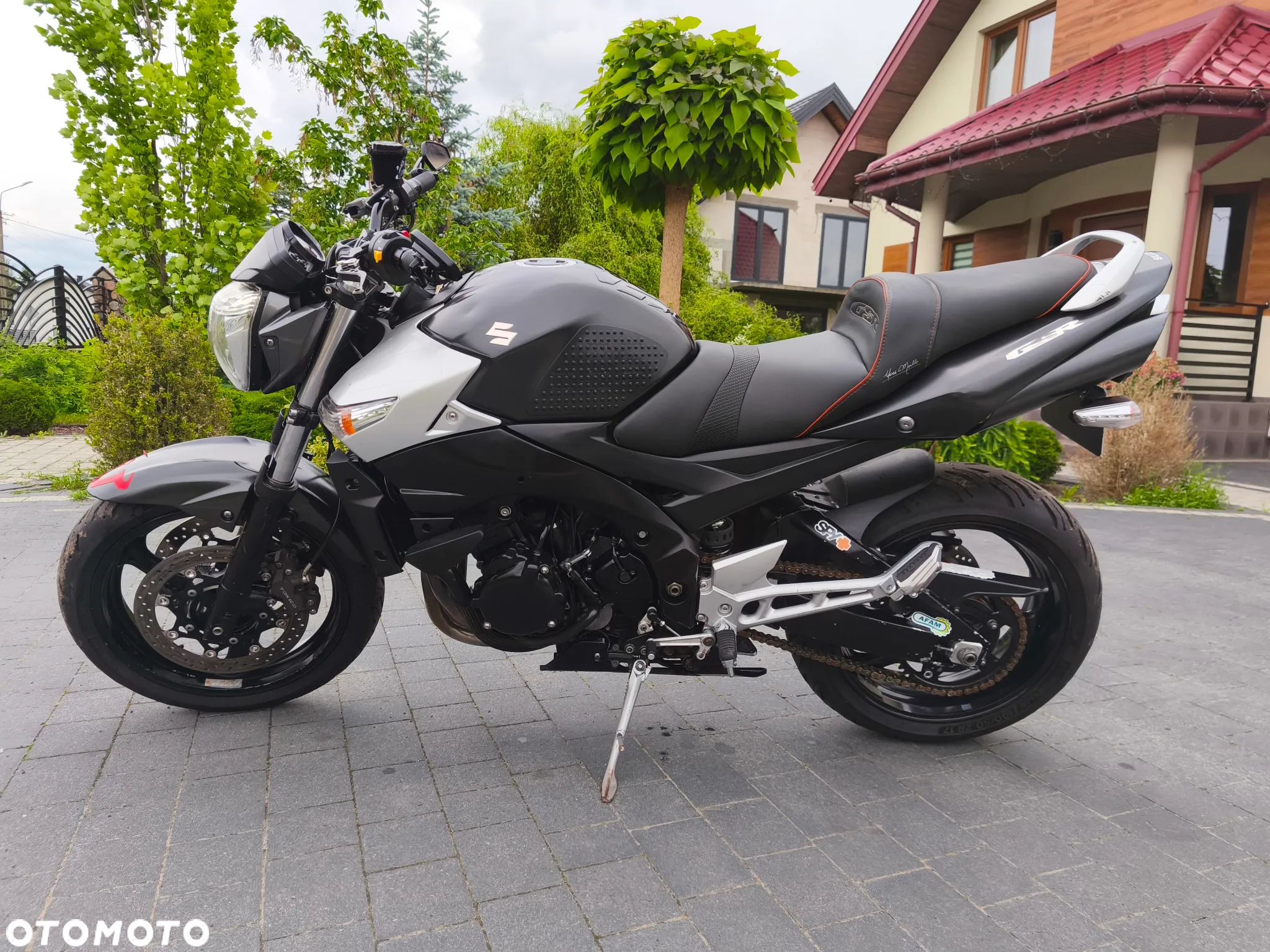 Suzuki GSR - 4