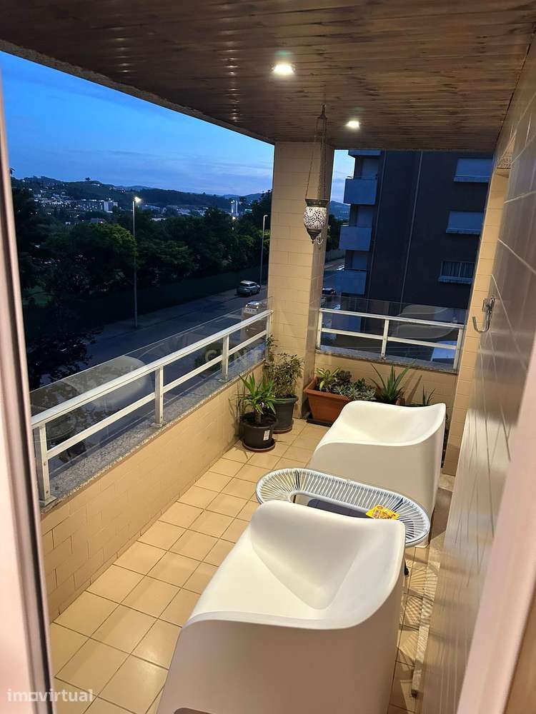T2 Renovado na Costa em Guimarães com Vista para Penha e Garagem fecha - Grande imagem: 2/19