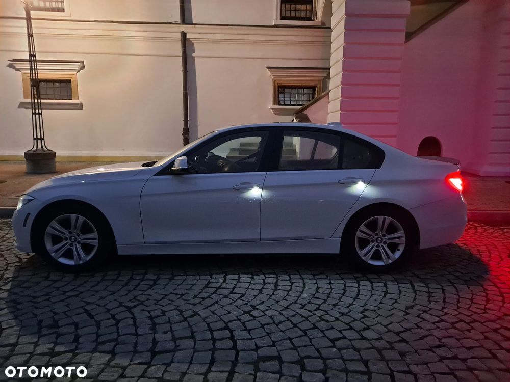 BMW Seria 3 328i xDrive Sport Line - 30