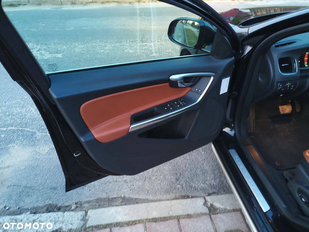 Volvo V60 D6 AWD Plug-in Hybrid R-Design Momentum - 16