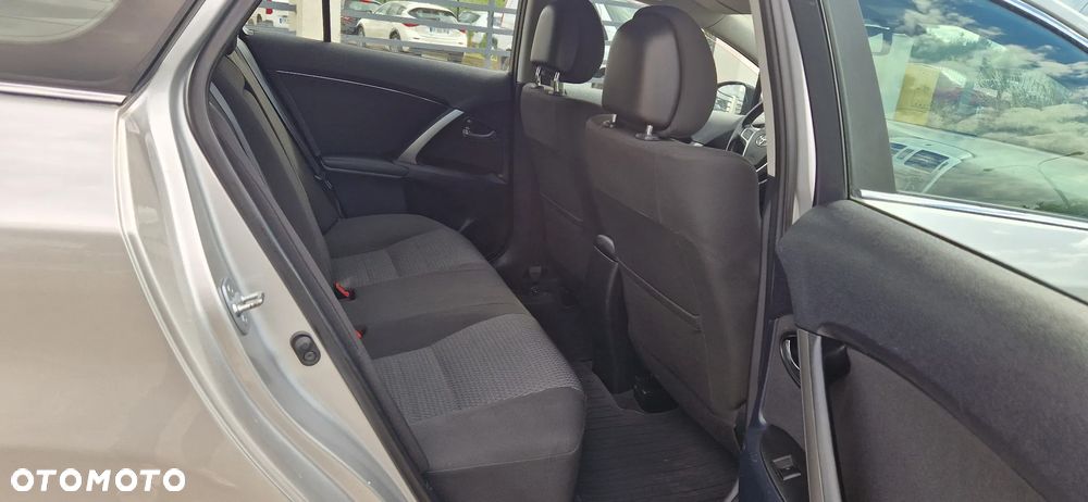 Toyota Avensis 2.2 D-4D Comfort - 12