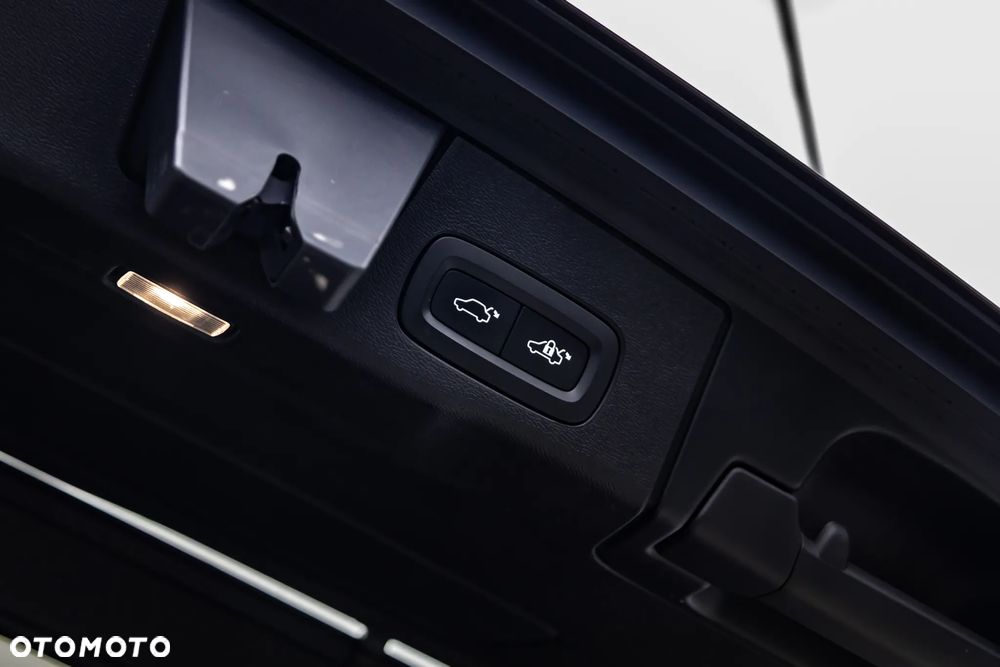 Volvo XC 60 T8 Plug-In Hybrid AWD R-Design - 37