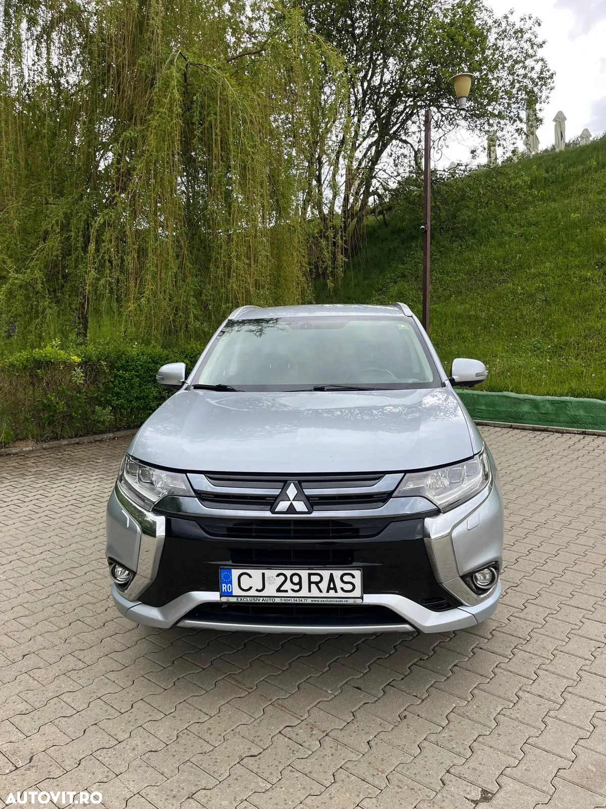Mitsubishi Outlander - 2
