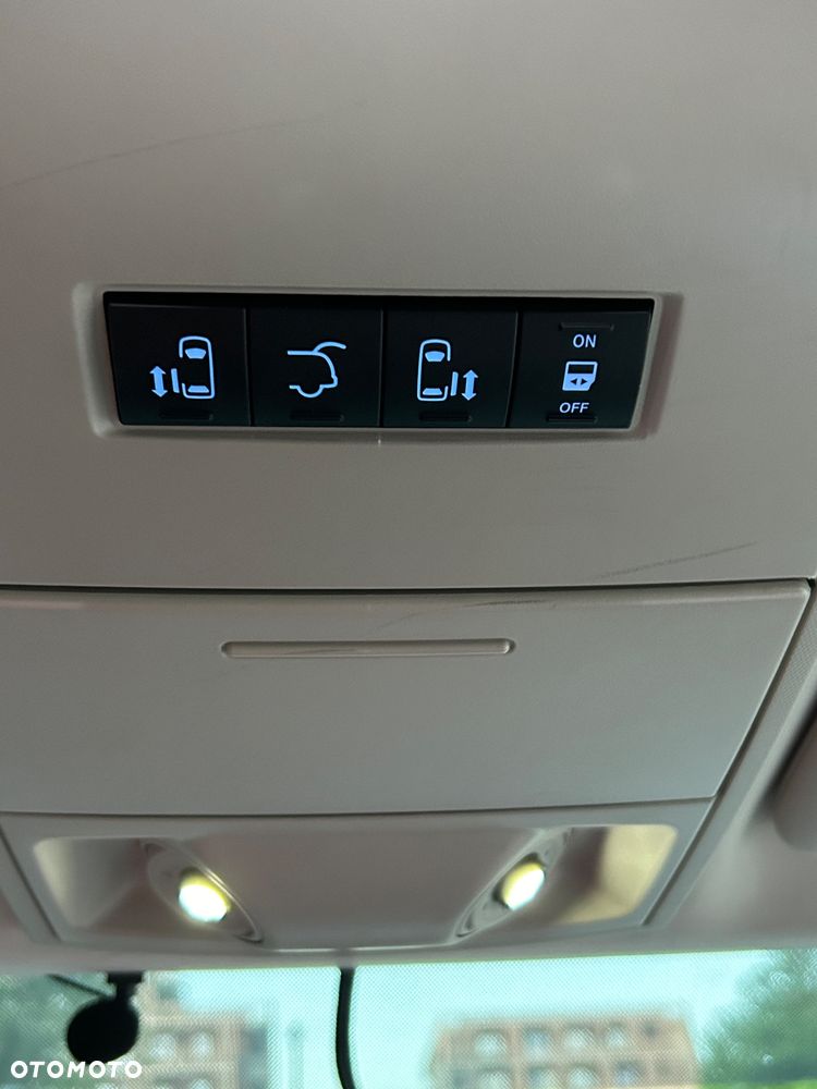 Chrysler Town & Country - 25