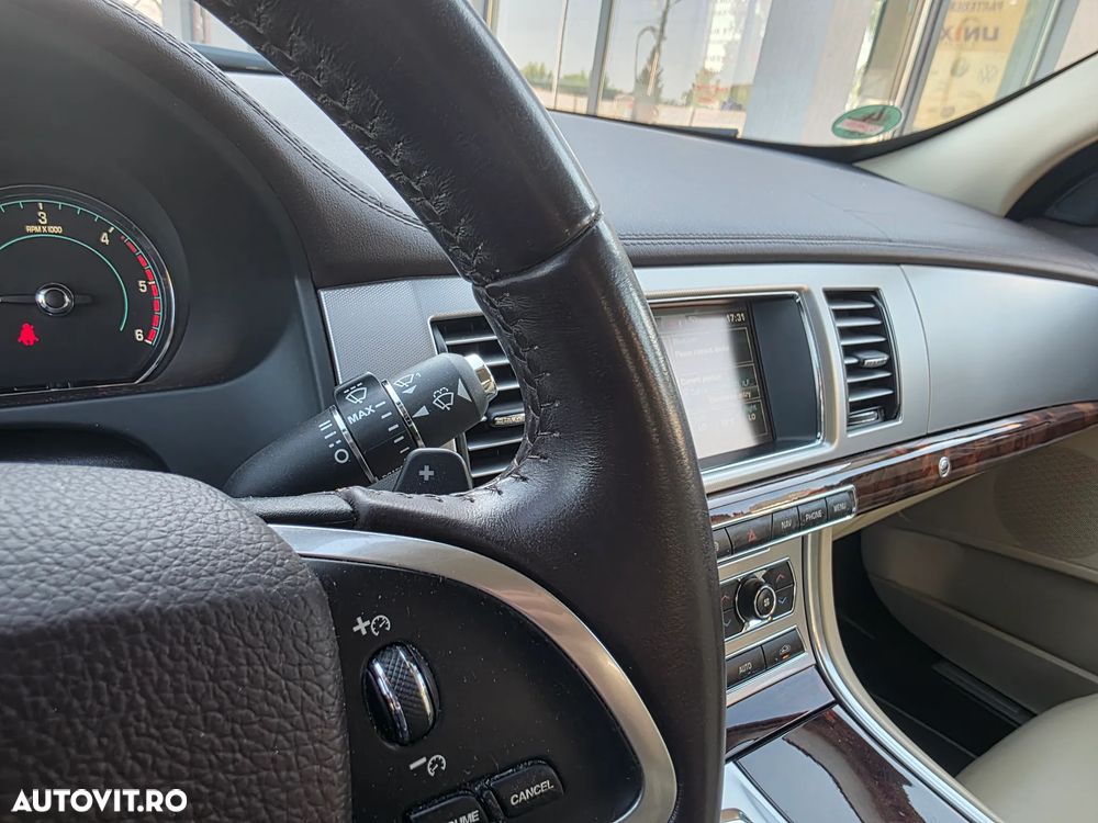 Jaguar XF 2.2D Premium Luxury - 17