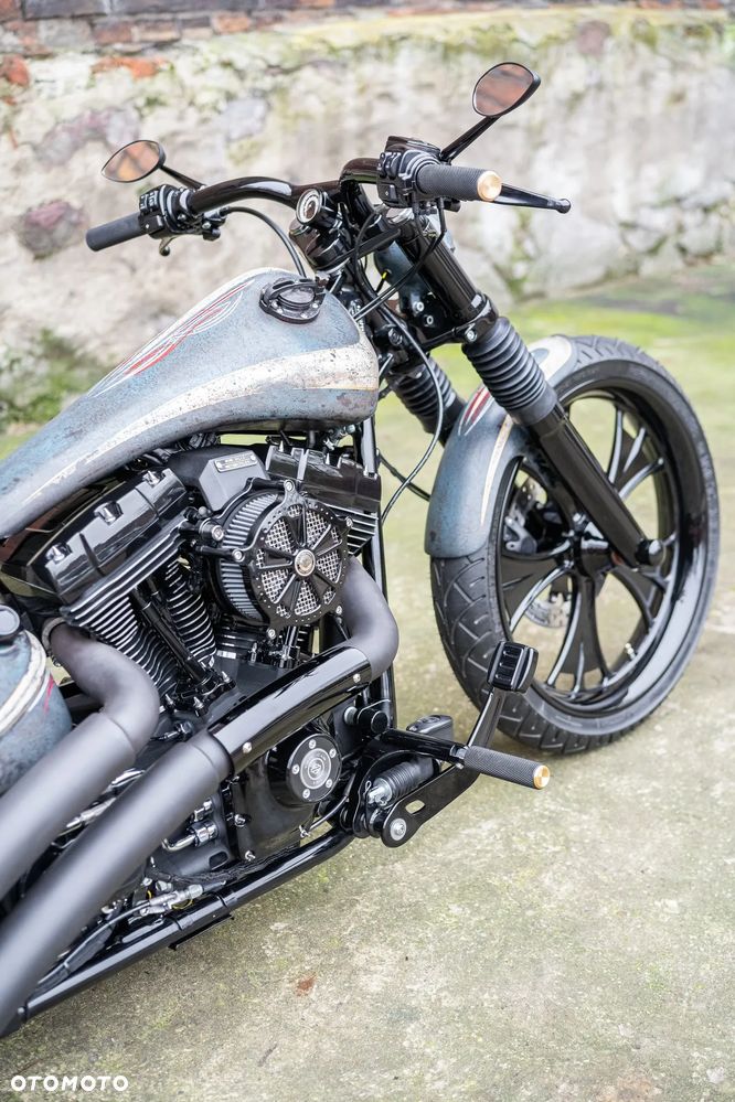 Harley-Davidson Softail Breakout - 19