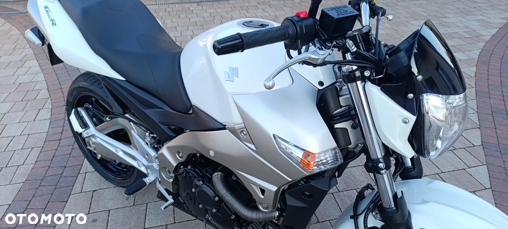 Suzuki GSR - 22