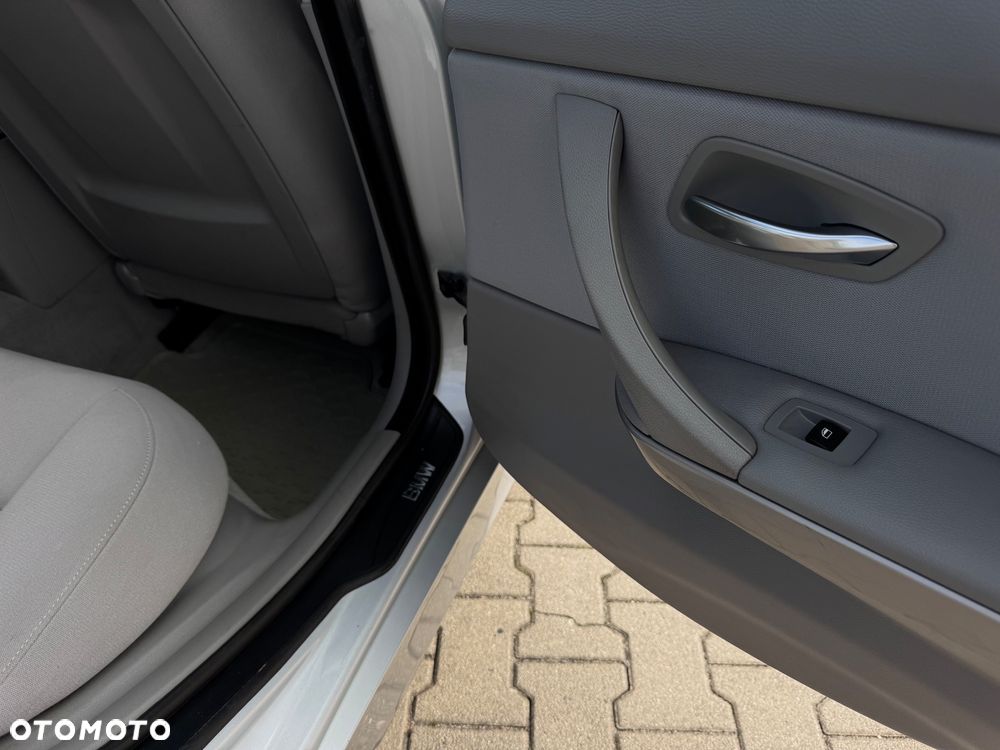 BMW Seria 3 318i - 23