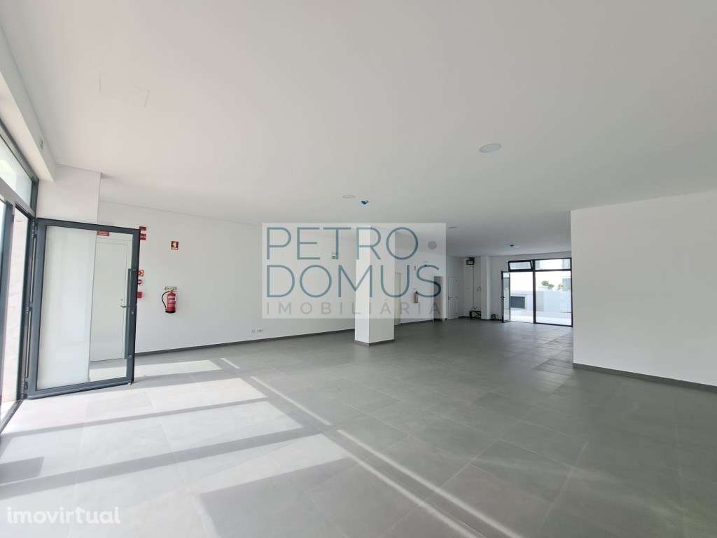 ARRENDAMENTO DE ESPAÇO COMERCIAL NA RUA DE CAMPOLIDE - Grande imagem: 2/13