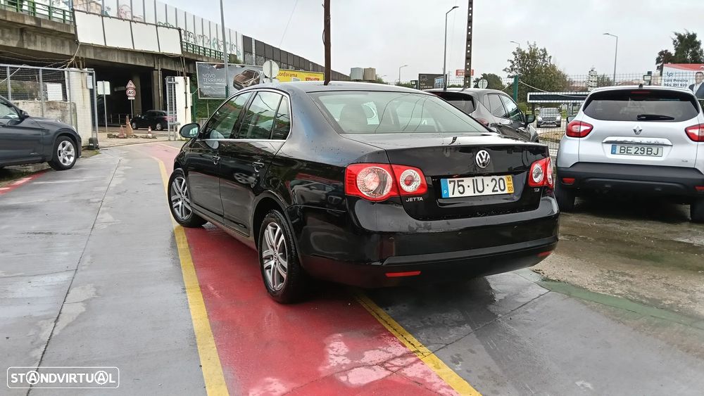 VW Jetta 1.6 TDi Confortline - 6