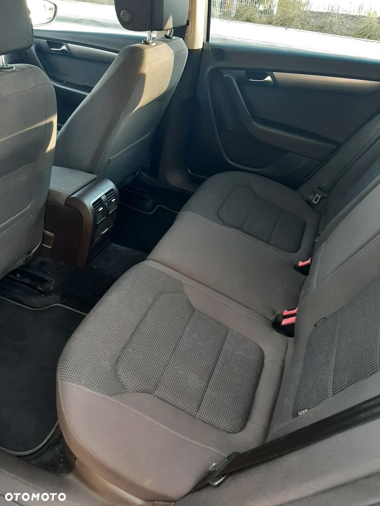 Volkswagen Passat 1.6 TDI DPF BlueMot Comfortline - 12