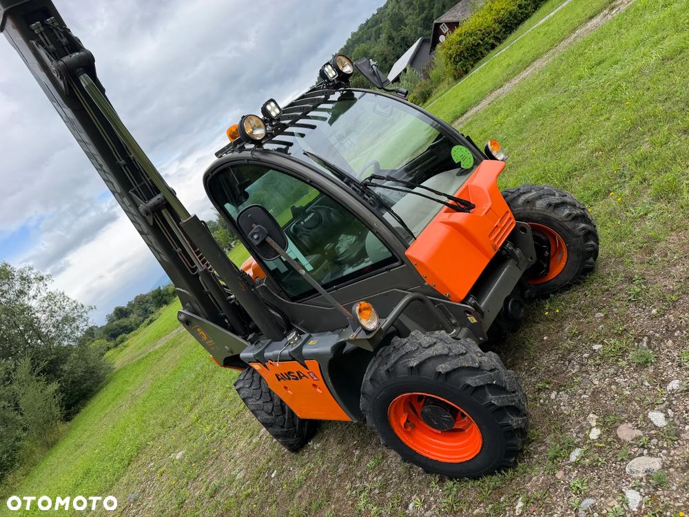 Ausa T204 H. JAPOŃSKA Ładowarka Teleskopowa 4,2 metra Wysuw. Udźwig 2,2 tony. Rozsuwanie wideł HYDRAULICZNE.  Maszyna Jak Nowa z Salonu. Pochodzi z Gospodarstwa Norweskiego! 2017rok. przebieg tylko 3800mtg. Silnik Kubota 4cylindry!  ZERO ZUŻYCIA ORYGINAŁ.  Ani Deka luzów i wycieków. Aktualna DEKRA BMWT. Bardzo mały i zgrabny sprzęt o potężnej wydajnośći. Opony Nowe! Szybka wolna jazda. 3 tryby skrętu! Pełne sterowanie z dżojstika! Wersja Norweska! Kilka dodatkowych wyjść Hydraulicznych! Jazda Hydrostatic Wielka Okazja - 5