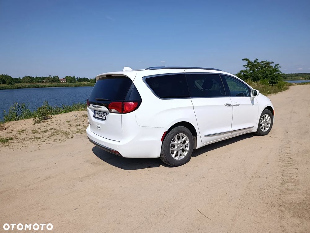 Chrysler Pacifica - 4