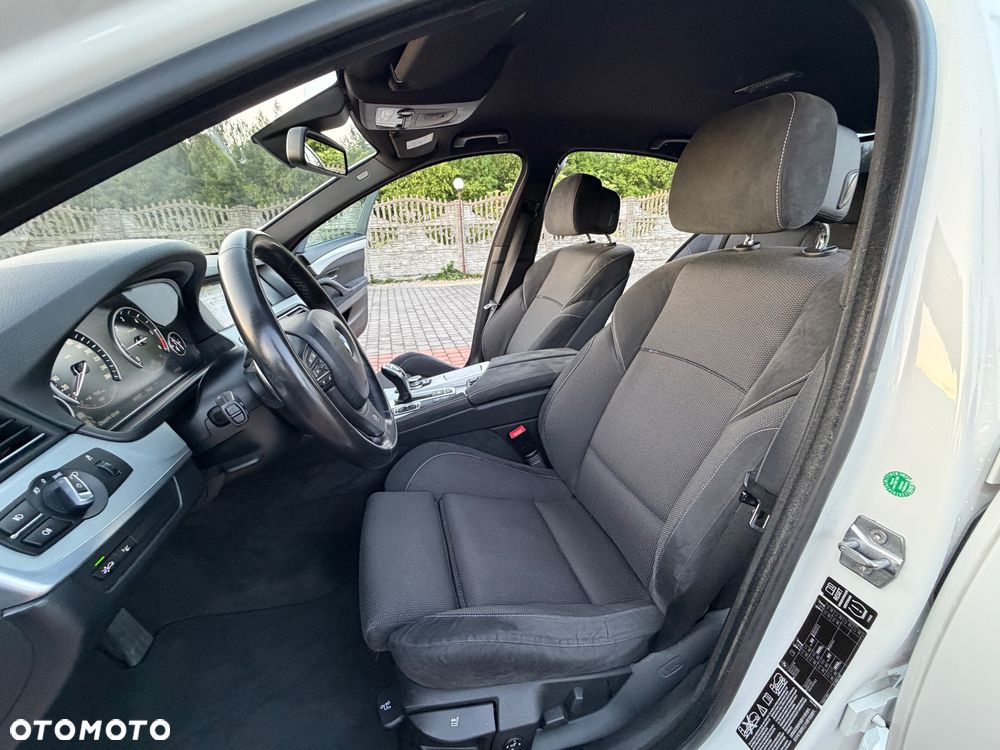 BMW Seria 5 525d xDrive - 28