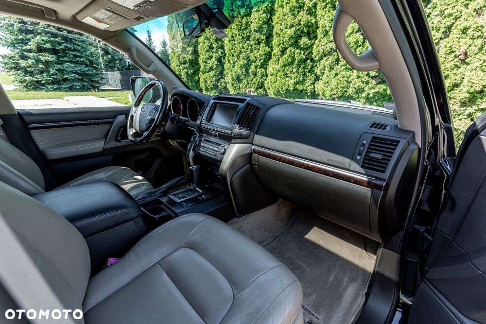 Toyota Land Cruiser - 12