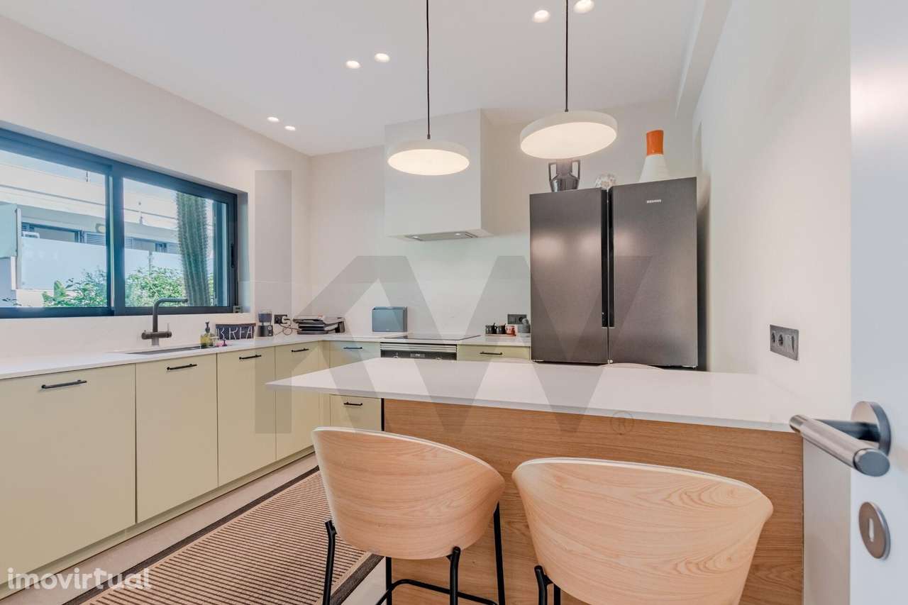 Moradia T2+1 Renovada com Terraço e Vista Mar em Condomínio com Piscin - Grande imagem: 4/51