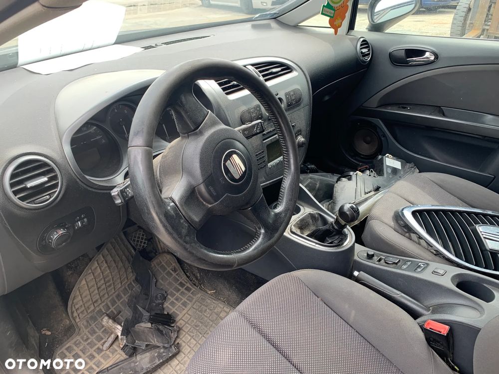 SEAT LEON 2008 *SAMOCHÓD NA CZĘŚCI* 1556 MASKA, LAMPA, DRZWI, LUSTERKO, ZDERZAK, GRILL, BŁOTNIK, KLAPA, BELKA, DESKA, FOTELE, KANAPA, ĆWIARTKA KIEROWNICA, TARCZE, ZACISKI, ZAWIESZENIE, KOMPLETNY PRZÓD, KOMPLETNY TYŁ, LICZNIK, ZEGARY, PRAWE LEWE PRZÓD TYŁ - 5