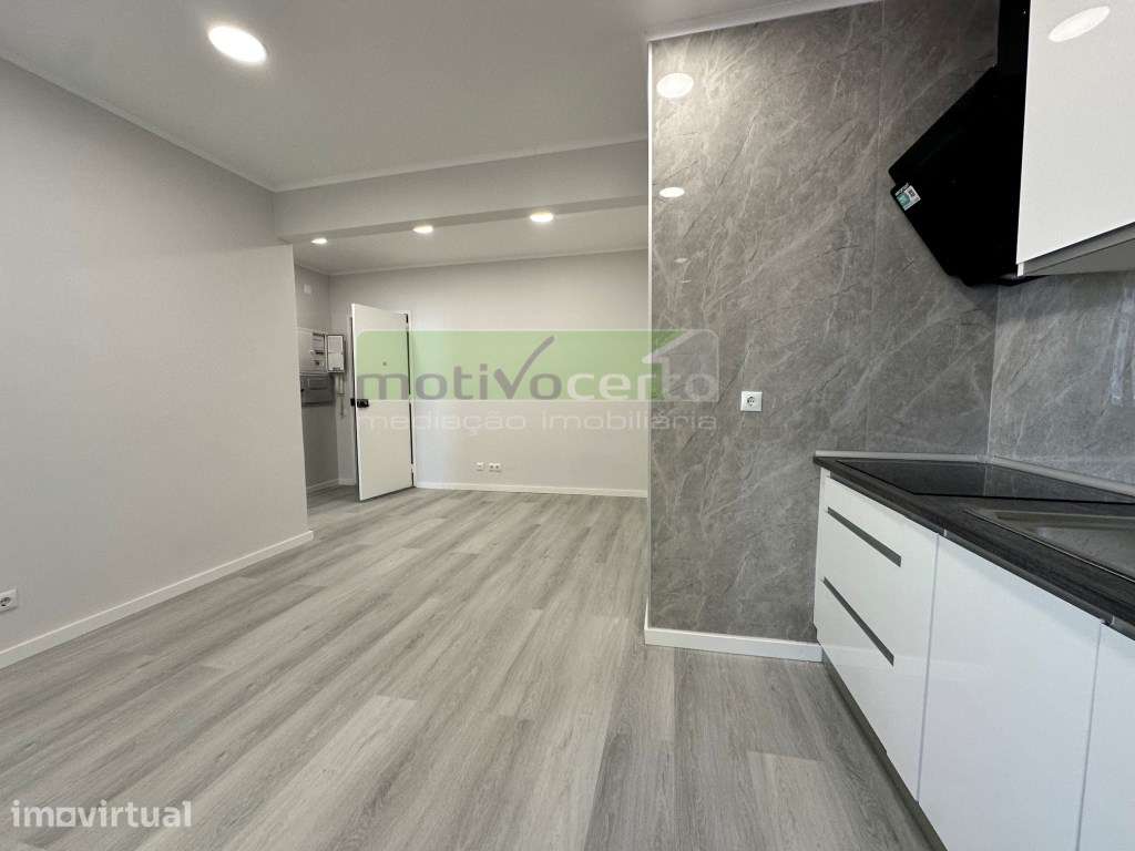 Viver no Centro da Amadora! T1 Remodelado, Junto á Estação de Combo... - Grande imagem: 3/19