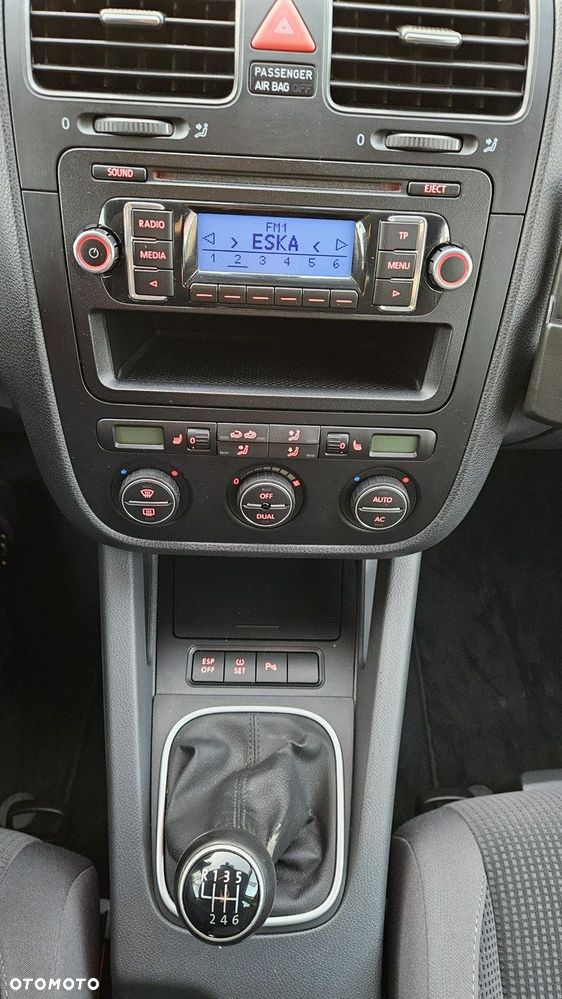 Volkswagen Golf 2.0 TDI DPF Highline - 27