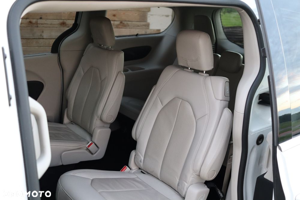 Chrysler Pacifica - 16