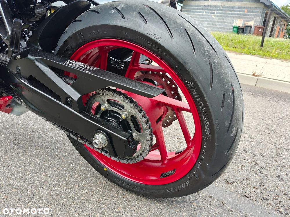 Suzuki GSX - 16